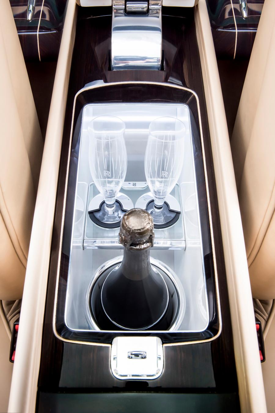 Детали интерьера Rolls-Royce Sweptail 2017 года  (фото 4 из 21)
